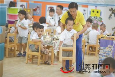 幼儿园开学首日 萌娃与爷爷难舍难分